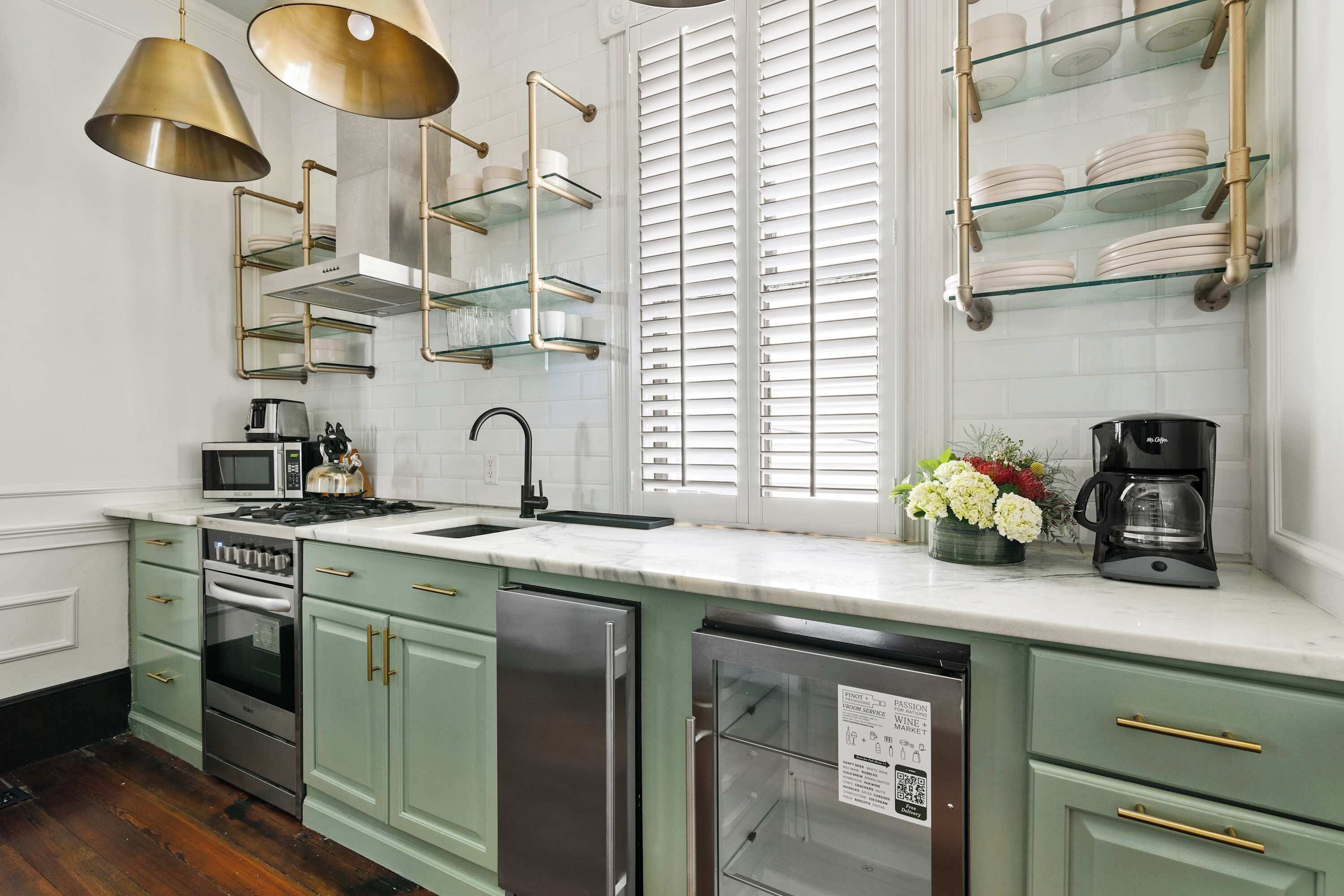 Microondas, horno, parrilla de estufa y cafetera y tetera 