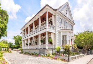 Exterior - The Inns | Renovated & Charming 4BR Downtown (Charleston)