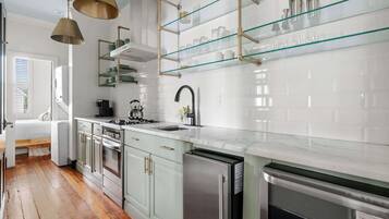 Micro-ondes, four, plaque de cuisson, cafetière/bouilloire