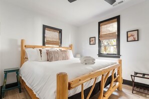 1 camera, una scrivania, ferro/asse da stiro, culla da viaggio