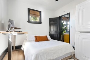 1 Schlafzimmer, Schreibtisch, Bügeleisen/Bügelbrett, Reisekinderbett
