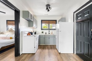 2 slaapkamers, een bureau, een strijkplank/strijkijzer, reisbedje