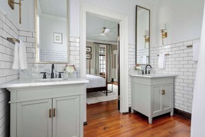 Badewanne, Haartrockner, Handtücher