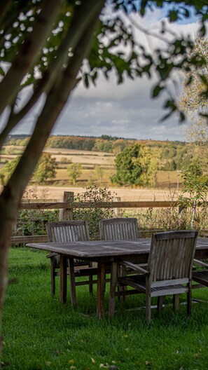 Outdoor dining - Charming Cotswold Cottage in a private setting (Chipping Norton)