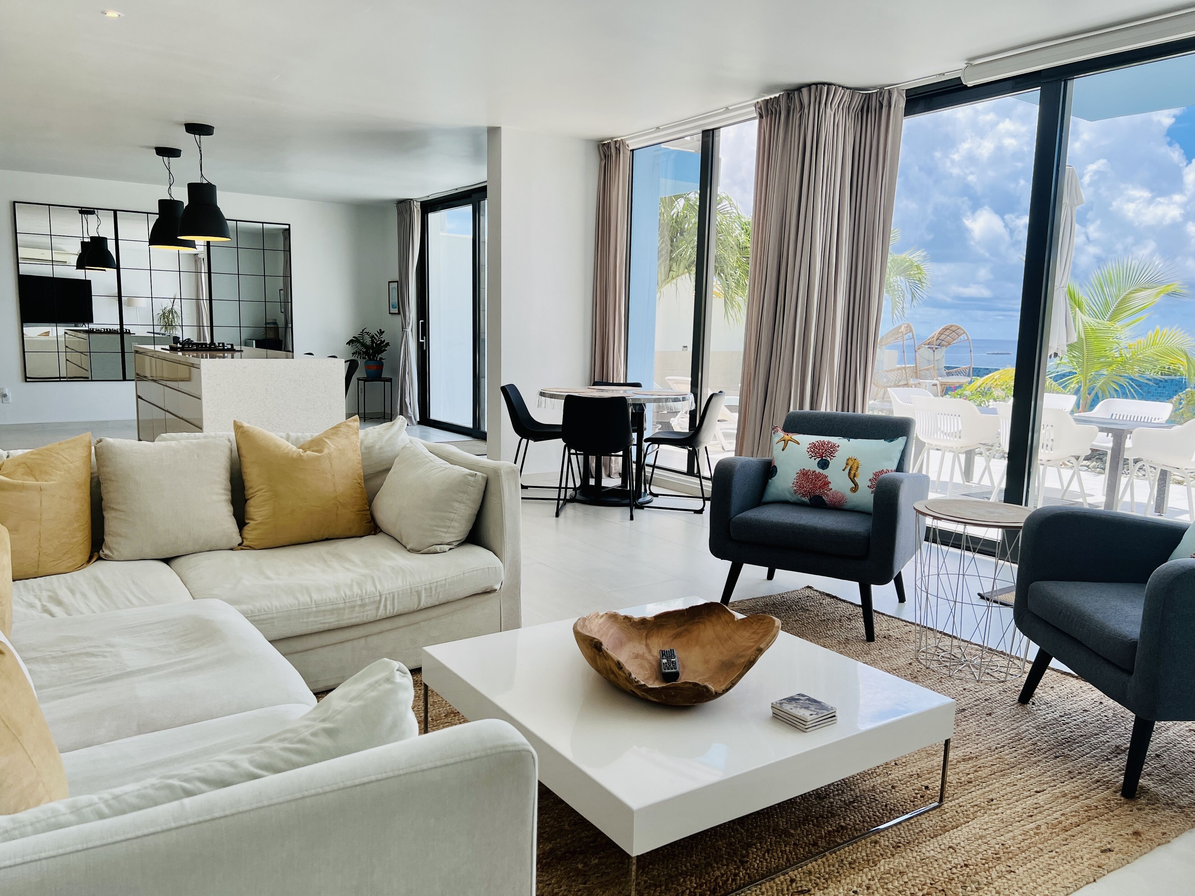 Smart TV, books, stereo