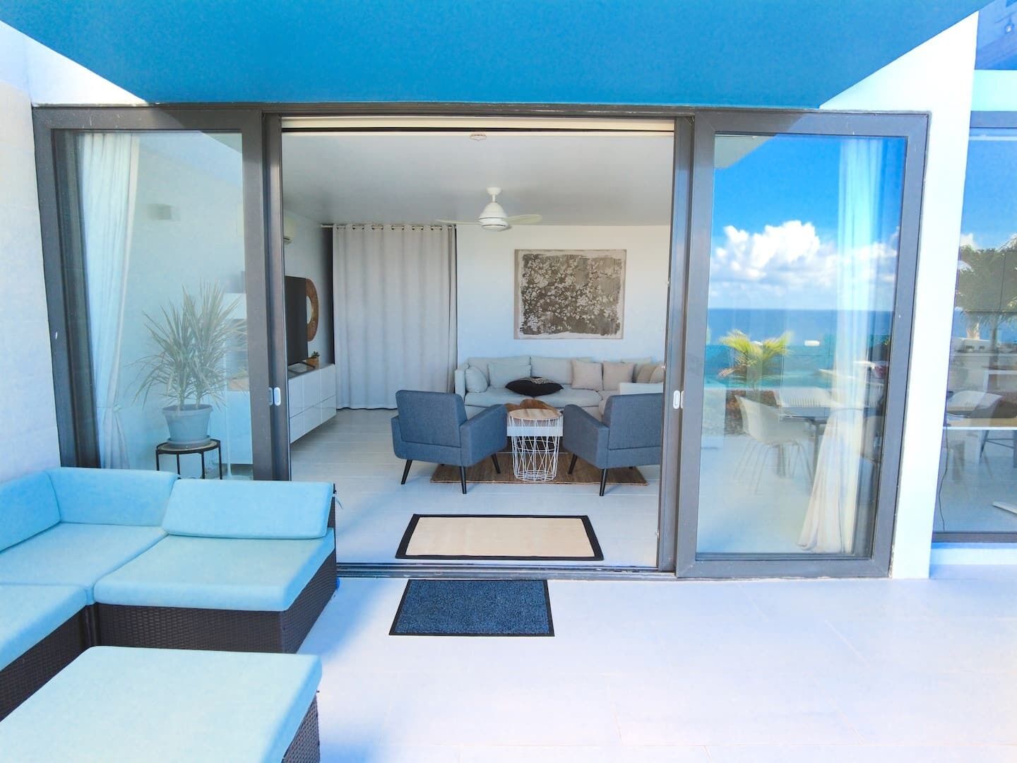 Smart TV, libros y estéreo 