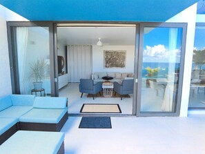 Una Smart TV, libros, un reproductor estéreo