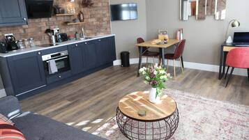 Apartamento superior, 1 habitación, frigorífico y microondas | Zona de estar | Smart TV de 34 pulgadas con canales digitales, una televisión