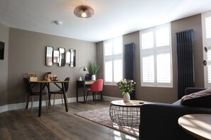 شقة سوبيريور - غرفة نوم واحدة - ثلاجة وميكروويف | تناول الطعام داخل الغرفة