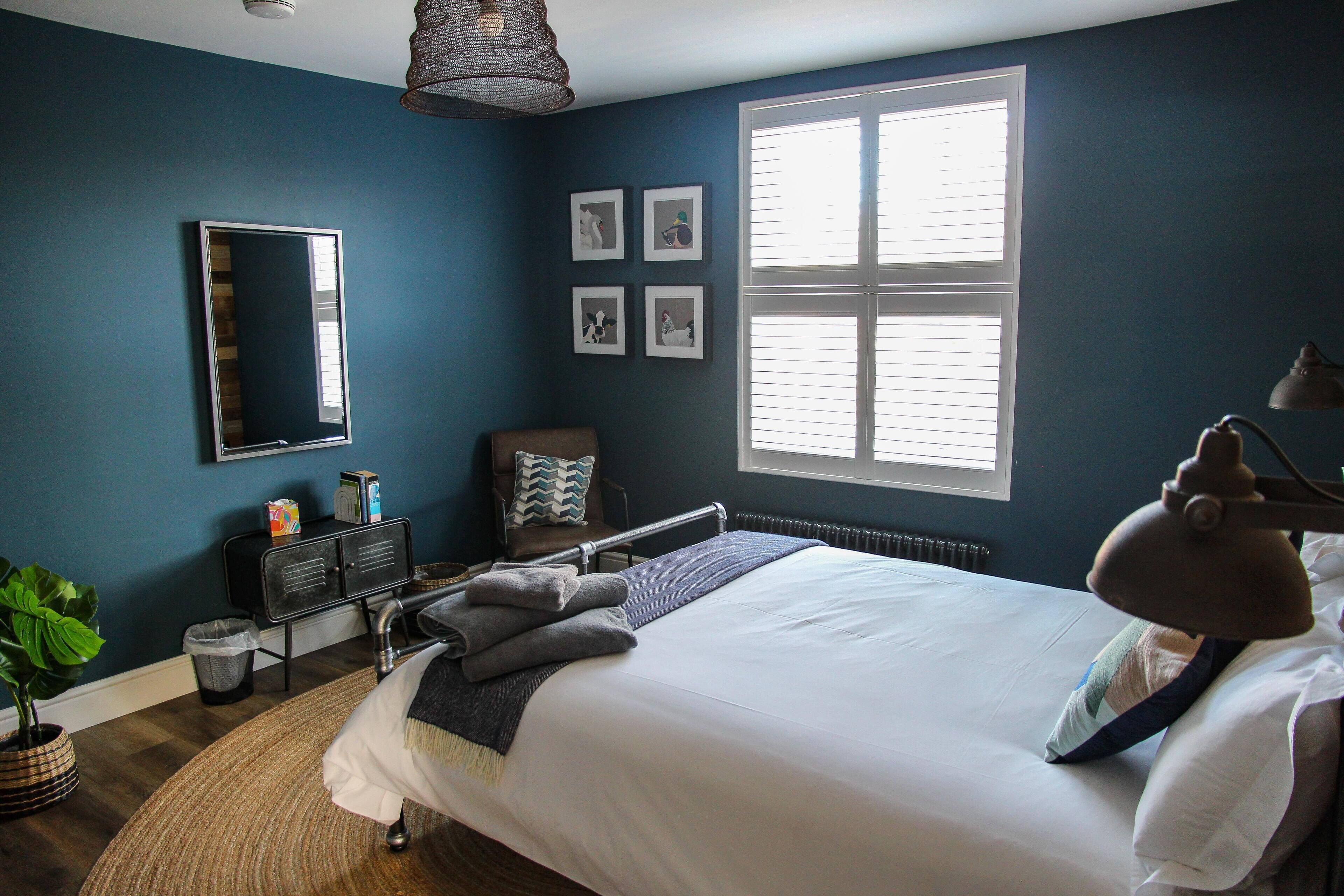 Apartamento ejecutivo | Ropa de cama de alta calidad y colchones con acolchado adicional