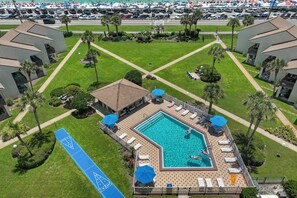 Alberca al aire libre y alberca climatizada