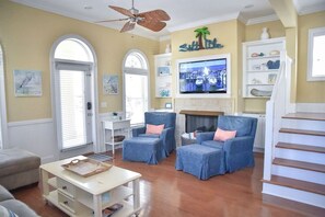 Smart TV, fireplace, DVD player - Gorgeous house in quaint Carillon sleeps 12 - with porch, grill, private beaches (Panama City Beach)