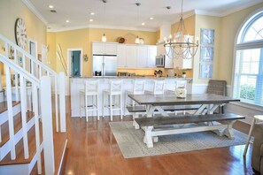 Dining - Gorgeous house in quaint Carillon sleeps 12 - with porch, grill, private beaches (Panama City Beach)