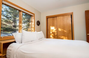 4 bedrooms, desk, iron/ironing board, WiFi