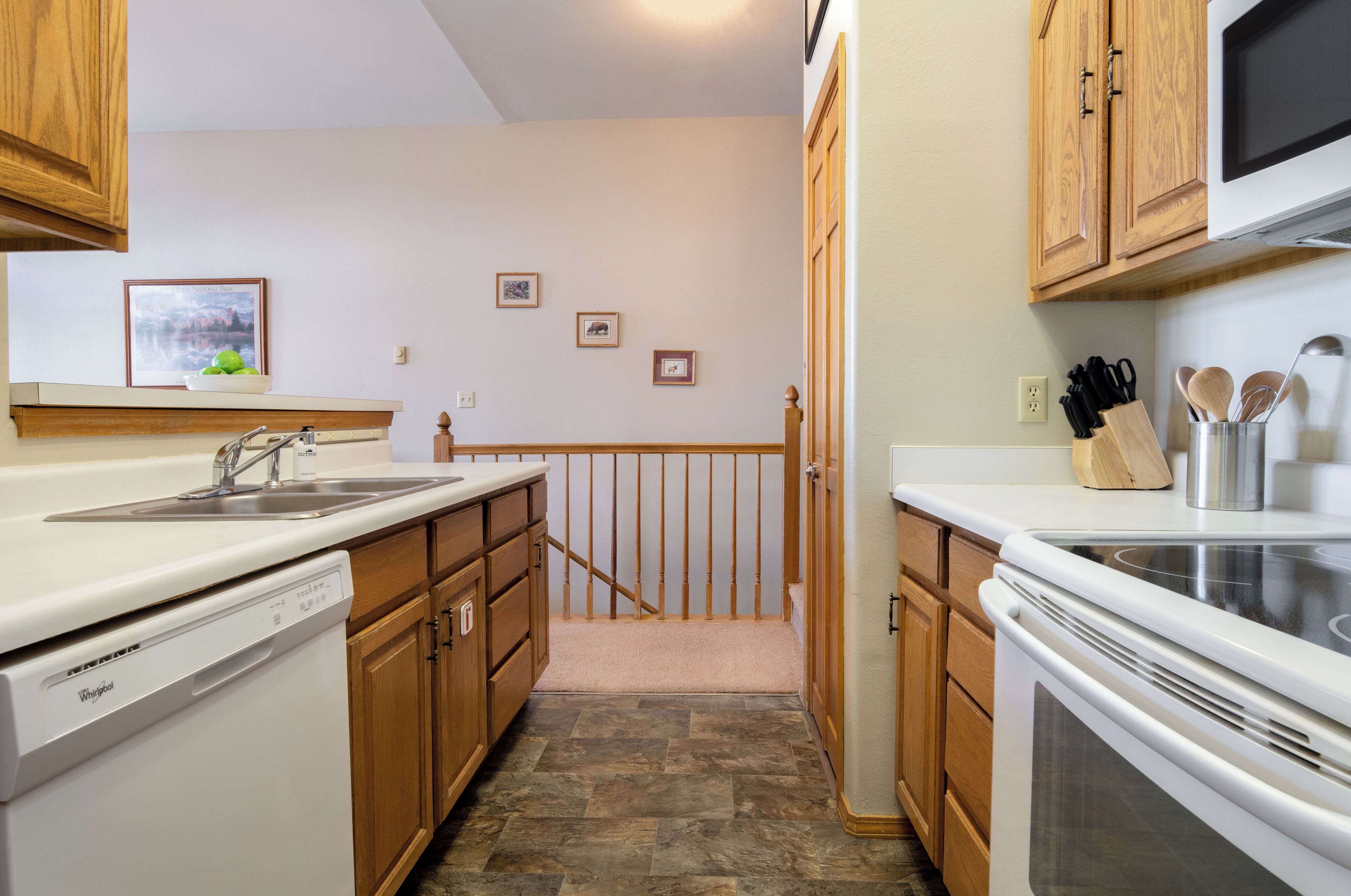 Kylskåp, mikrovågsugn, ugn och spishäll