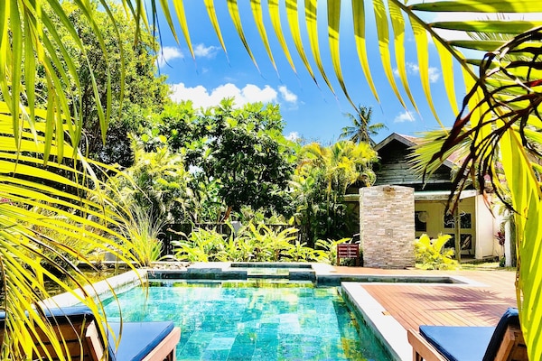 室外游泳池,日光浴躺椅