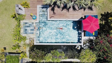 Piscine extérieure, chaises longues