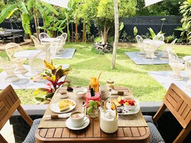 Free daily full breakfast