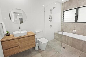 Baignoire, sèche-cheveux, serviettes fournies