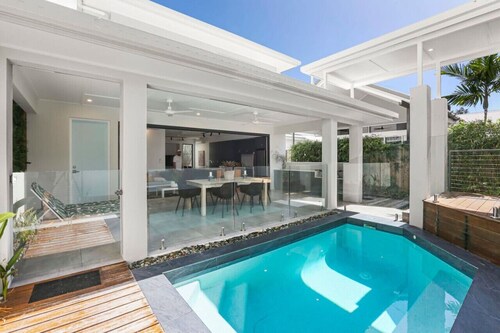 Experience Serenity and Style at Carinya – Your Private Oasis in Palm Cove