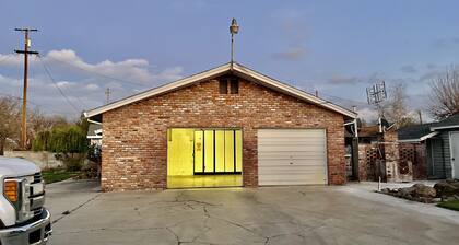 Cozy 3 Bedroom House w/Pool, Garage & Wood Stove