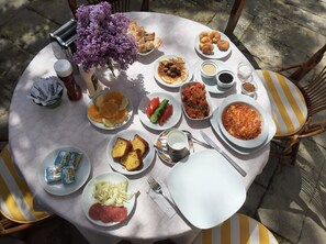 Desayuno a la carta gratuito y diario