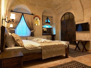 Deluxe Room | Premium bedding, desk, laptop workspace, free cribs/infant beds