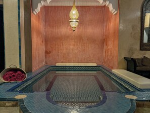 A traditional hammam with a tiled floor, a bench, and a hanging lamp. - Riad Lapis lazuli - Swimming pool - Terrace - WIFI (Marrakech)