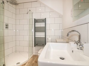 Cottage | Badkamer | Een douche