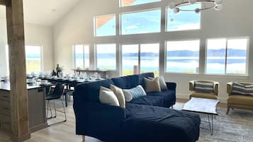 Smart TV, fireplace, DVD player, ping pong