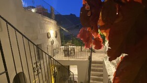 Un escalier avec une rampe métallique menant à un balcon.