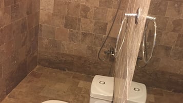 Room | Bathroom | Shower, free toiletries, hair dryer, towels