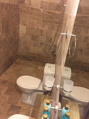 客房 | 浴室 | 淋浴设施、免费洗浴用品、吹风机、毛巾