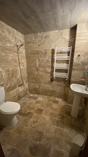 Quarto standard, 1 quarto | Banheiro | Chuveiro, produtos de toalete grátis