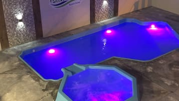 Una piscina al aire libre (de 09:00 a 22:00), sombrillas, tumbonas