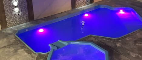 Piscina all'aperto, ombrelloni da piscina, lettini
