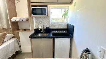 Suíte estúdio standard | Cozinha privada | Cooktop, torradeira, talheres/pratos/utensílios de cozinha