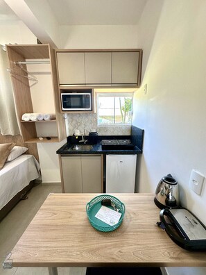 Standard Studio Suite | Private kitchen | Stovetop, toaster, cookware/dishes/utensils