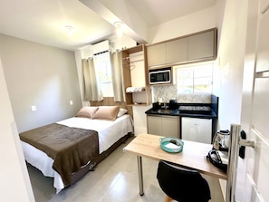 Estudi en suite estàndard | Cuina privada | Placa de cuina, torradora i utensilis de cuina, vaixella i coberteria
