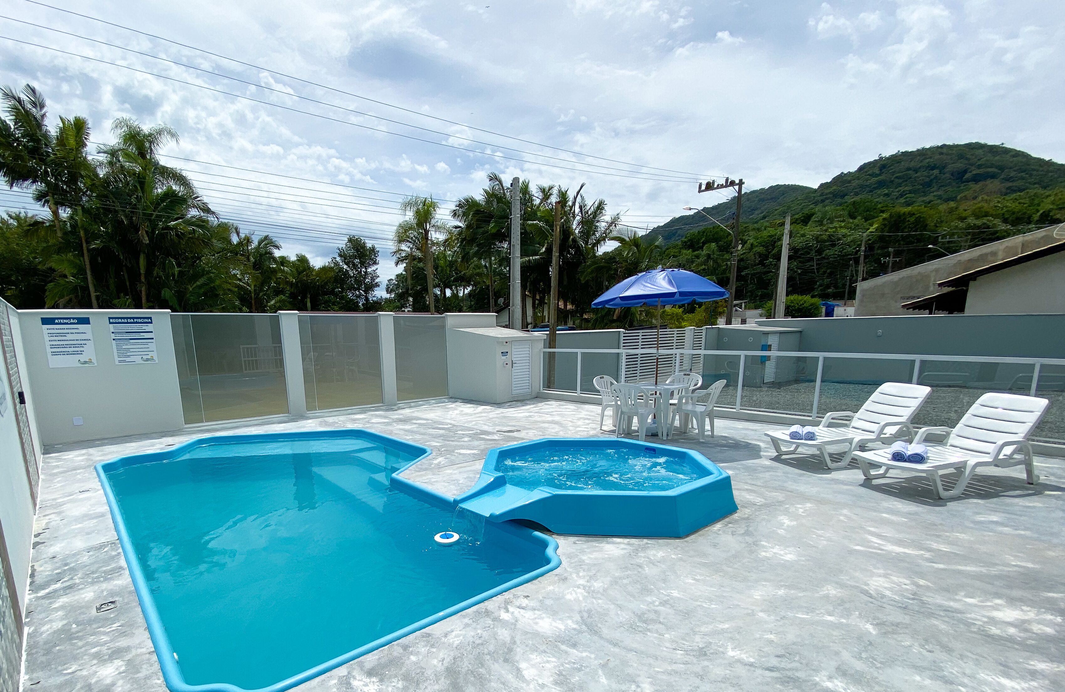 Piscina externa, funciona das 9h às 22h, guarda-sóis, espreguiçadeiras