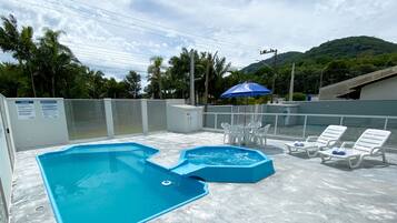 Piscina externa, funciona das 9h às 22h, guarda-sóis, espreguiçadeiras