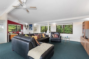 TV, Netflix, books, streaming services - Breezy on Broadview - Opua Holiday Home (Opua)