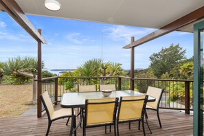 Outdoor dining - Breezy on Broadview - Opua Holiday Home (Opua)