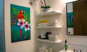 Luxury Villa, 1 King Bed, Kitchen, Sea View | Bathroom | Shower, towels - JJEM Cabanas (Placencia)