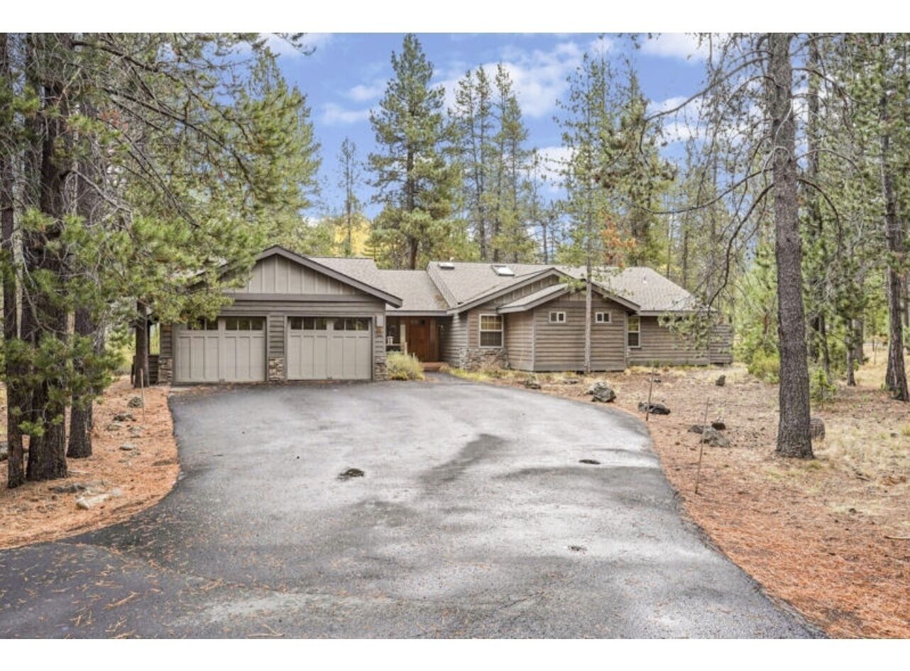 2 Minute Walk to the Village!  Sunriver home for large groups!