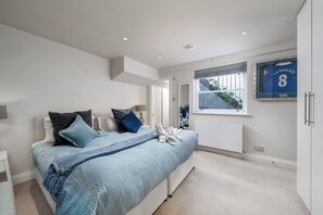 2 Schlafzimmer, Schreibtisch, Bügeleisen/Bügelbrett, Reisekinderbett