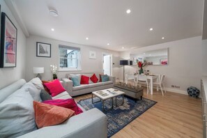 TV, books, offices - Modern 2-bedroom, 2-bathroom apartment in Earl’s Court/Chelsea, just 8 minutes’ walk to the tube. Close to Westfield, Holland Park, Royal Albert Hall, and local cafés — ideal for families, friends, or couples exploring London. (Greater London)