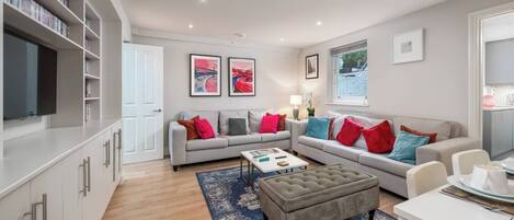 Tv, böcker och kontor