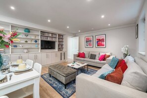 TV, books, offices - Modern 2-bedroom, 2-bathroom apartment in Earl’s Court/Chelsea, just 8 minutes’ walk to the tube. Close to Westfield, Holland Park, Royal Albert Hall, and local cafés — ideal for families, friends, or couples exploring London. (Greater London)