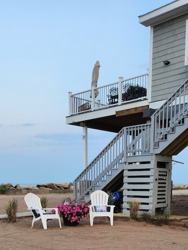 Cozy, year round beach cottage just steps to the water